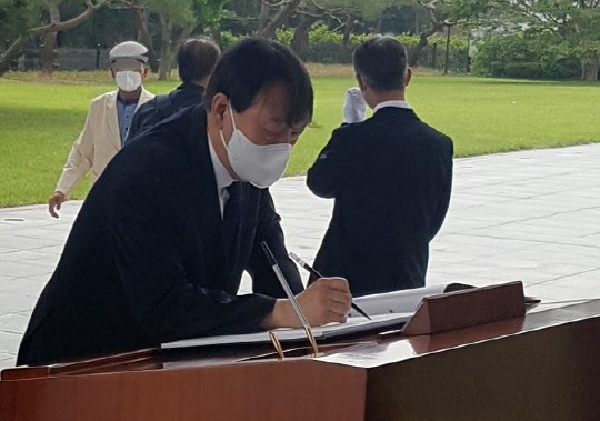 현충일을 하루 앞둔 지난 6월5일 윤석열 전 검찰총장이 서울 동작구 국립서울현충원을 찾아 참배한 뒤 방명록을 쓰고 있다.연합뉴스